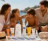 Famille en vacances au bord de la piscine avec produits parapharmacie indispensables pour la plage, la piscine et l’été